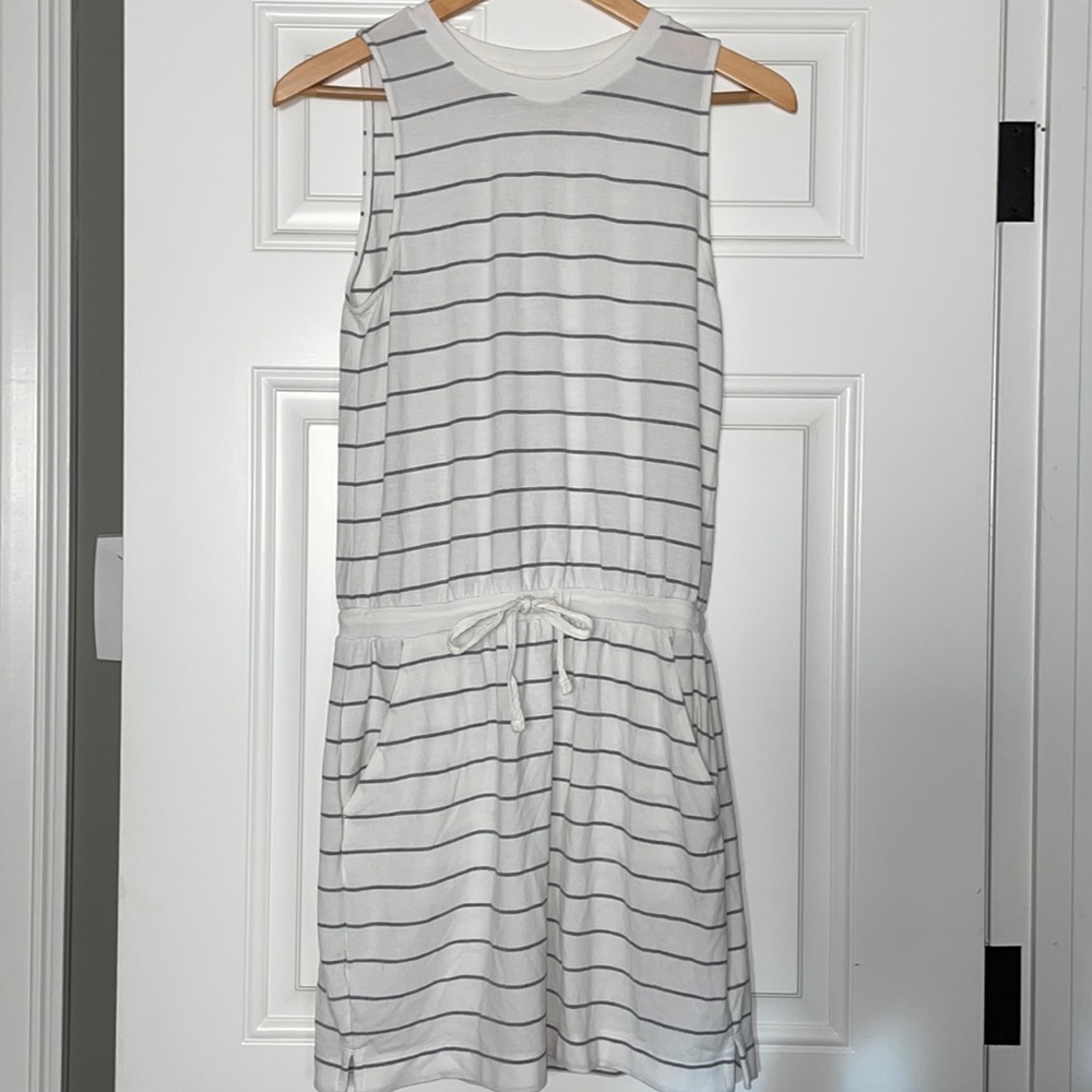 Lou & Grey casual dress with pockets and drawstring